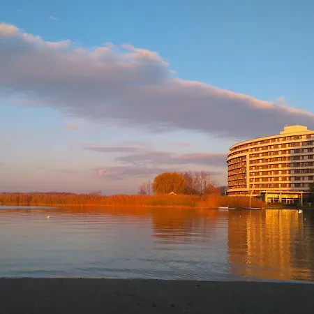 Aranypart Club218 Beatrix Wellness Apartman * Шиофок