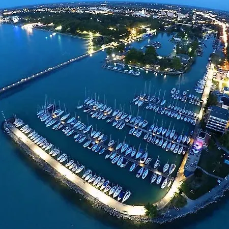 Апартаменты Aranypart Club218 Beatrix Wellness Apartman Шиофок
