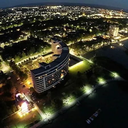 Aranypart Club218 Beatrix Wellness Apartman *